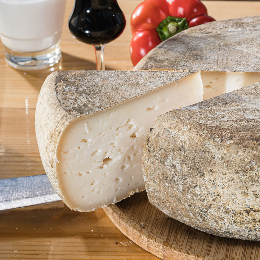 עדנה- גבינה קשה, מחלב עיזים מלא, המיוצרת בטכנולוגיה של גבן חצי מבושל. מרקמה חלק עדין ואלסטי.
