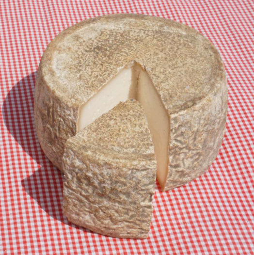 טום - גבינה קשה משולש נפרס והופרד ממנה חלקית