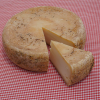 עדנה - גבינה קשה משולש נפרס והופרד ממנה חלקית