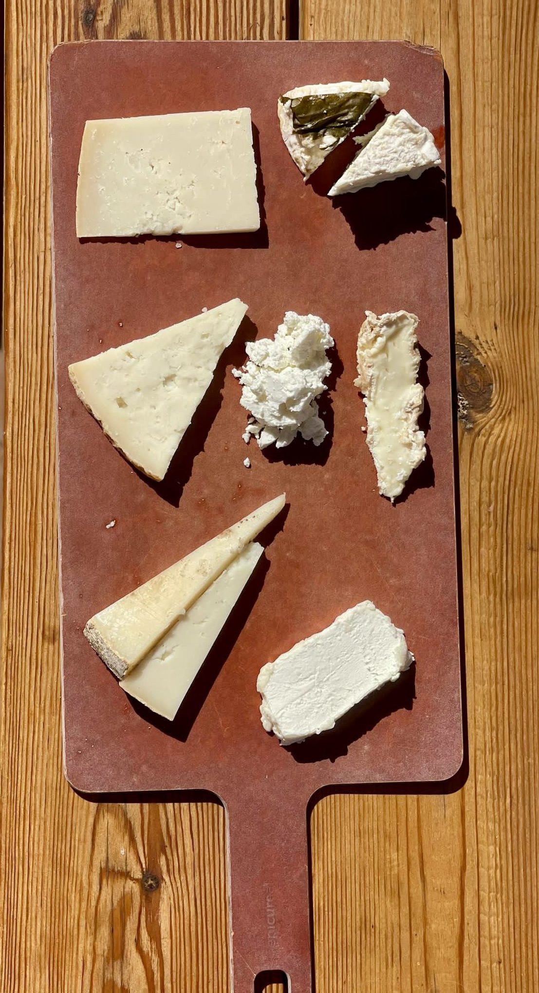 צלחת גבינות ֿ(משעה אחת עם כיוון השעון:טום, מיכל, הגר, הגר בעלי גפן, כתם, פטה, עדנה)