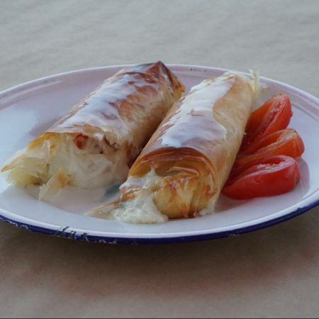 מאפה פילו - בצק פילו ממולא בשני סוגי גבינות מוגש עם רוטב יוגורט מתובל