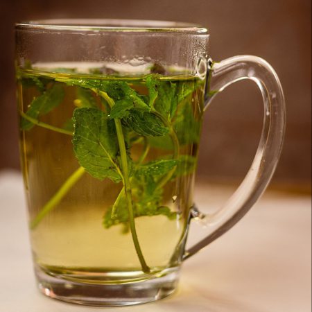 כוס תה צמחים - חליטת תה צמחים נענע לואיזה