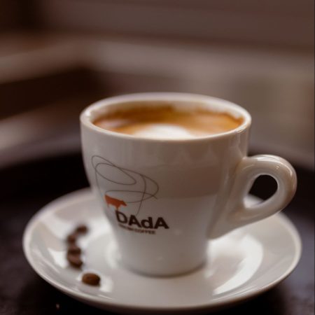 קפה דאדא - קפה הפוך על בסיס חלב עיזים מבית הקלייה של דאדא